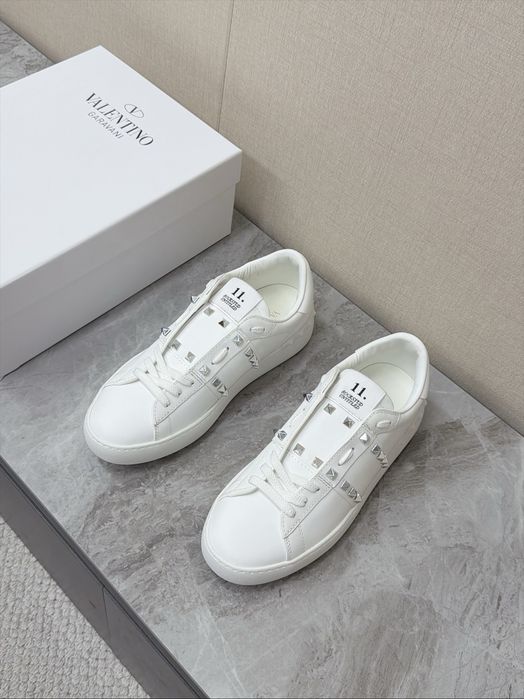 Adidasi Valentino
