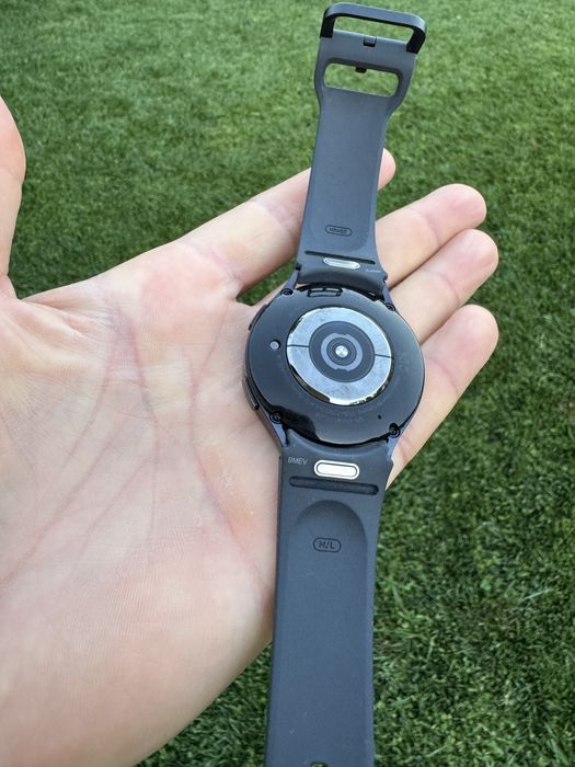 Samsung Galaxy Watch6 44mm Bluetooth (SM-R940) Original impecabil ca NOU folosit cateva saptamani - include cablul de incarcare