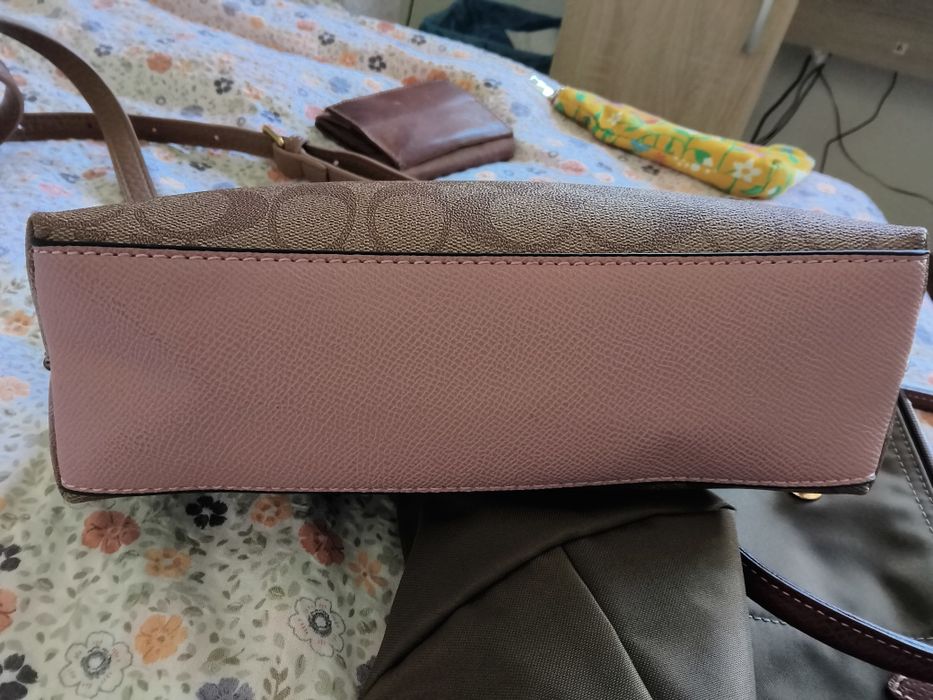 Нова дамска чанта по модел на Coach