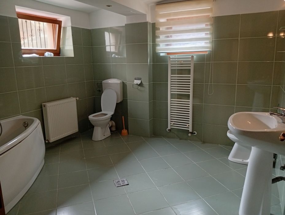 Închiriez apartament la casa