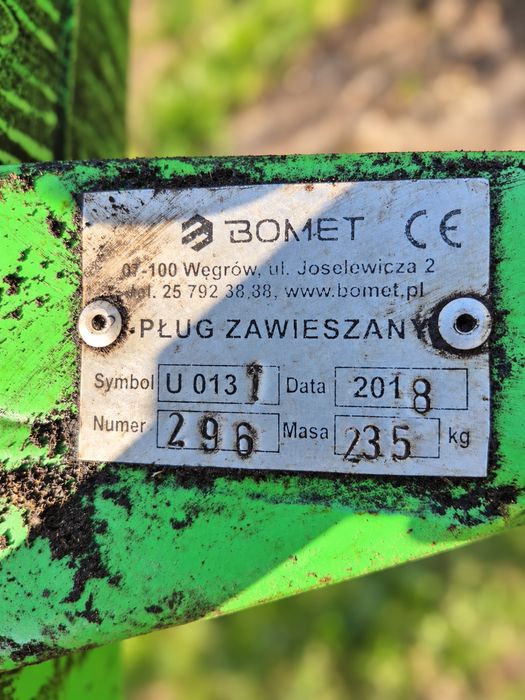 Vând plug Bomet trei brăzdare foarte puțin folosit