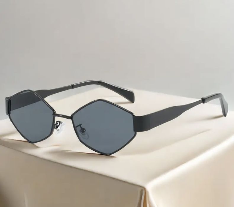 Очила с кутия, платнено джобче + микрофибърна кърпичка.