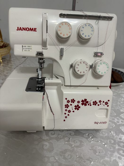 Продам оверлок Janome HQ-075D белый
