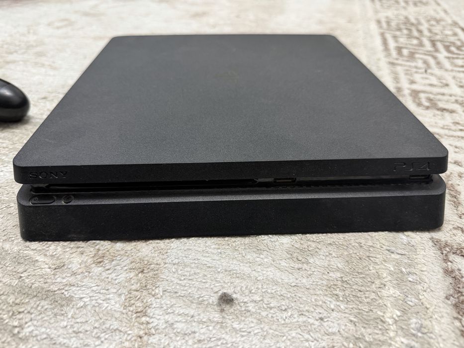Продам PS4 с джостиком