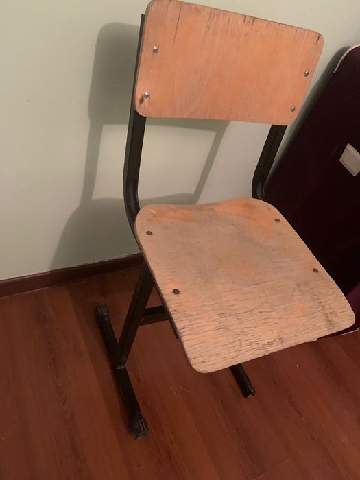 Деревянные стулья.