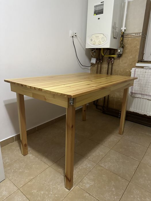 Masa de bucatarie si patru scaune