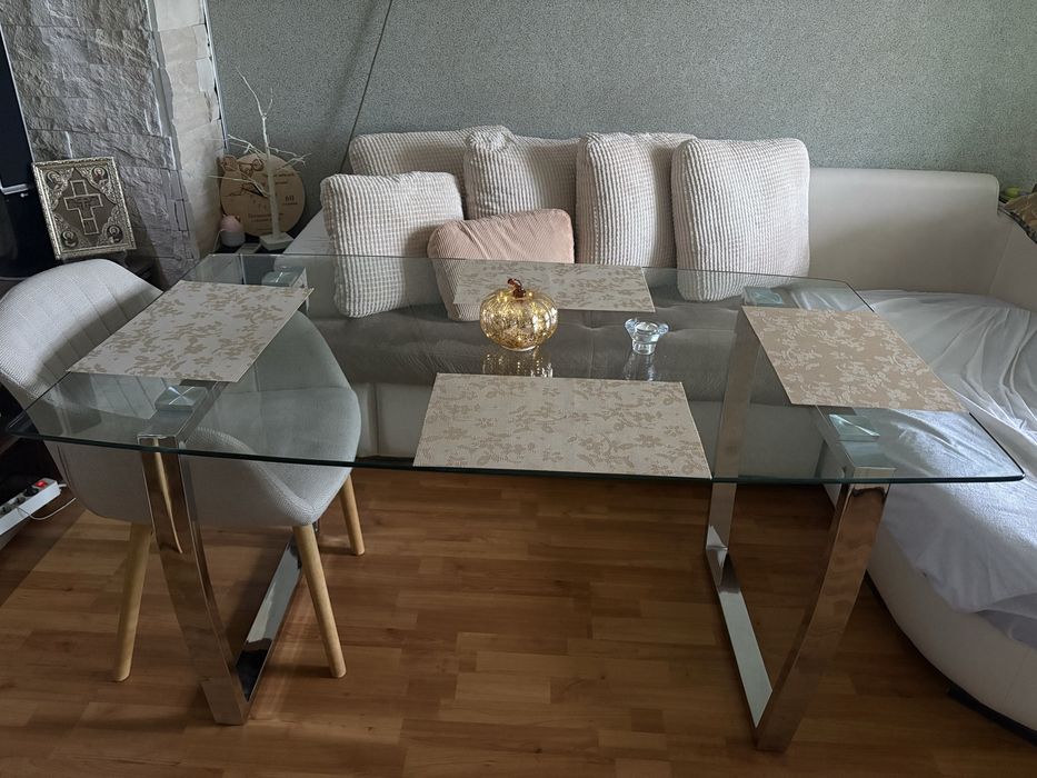 Трапезна маса със стъклен плот