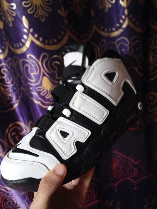 Vând Nike uptempo