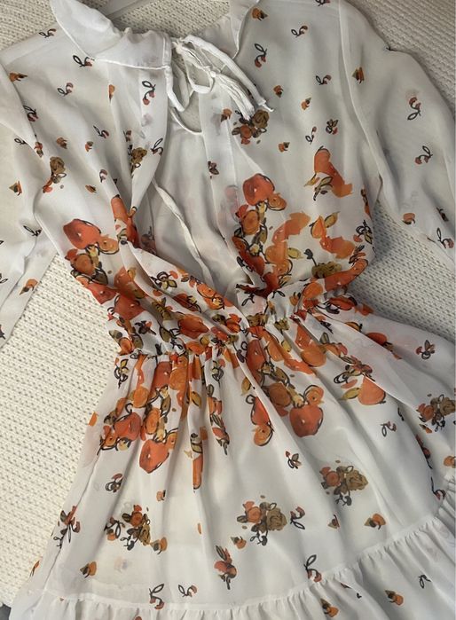 Елегантна рокля с цветя, с леко отворено деколте на гърба.