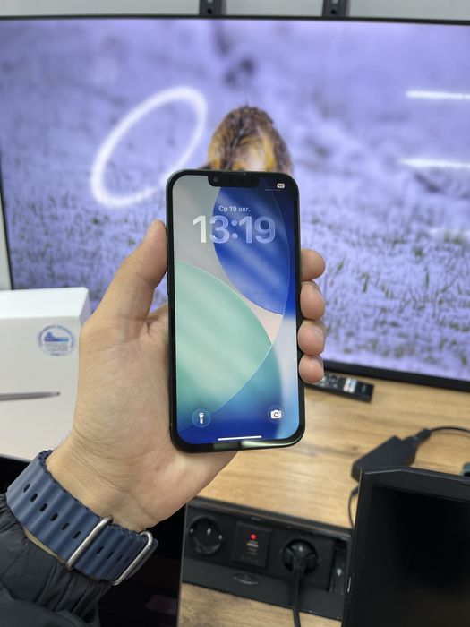 Телефон iPhone 13