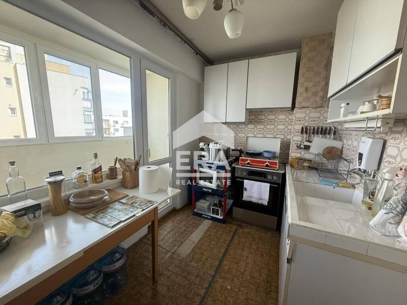 Просторен четиристаен апартамент в санирана жилищна сграда, ж.к. Родинa