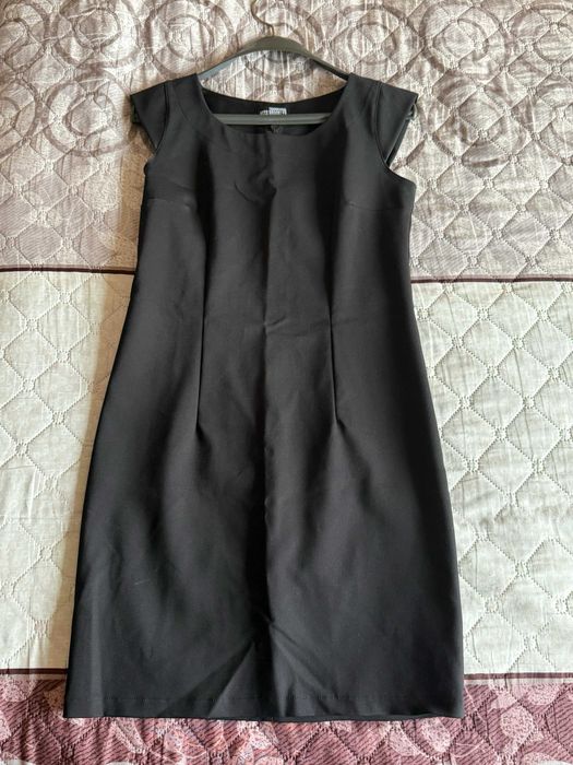 Изчистена дамска черна рокля