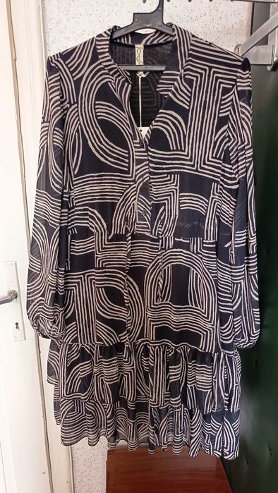 Рокля с волани и буфан ръкав