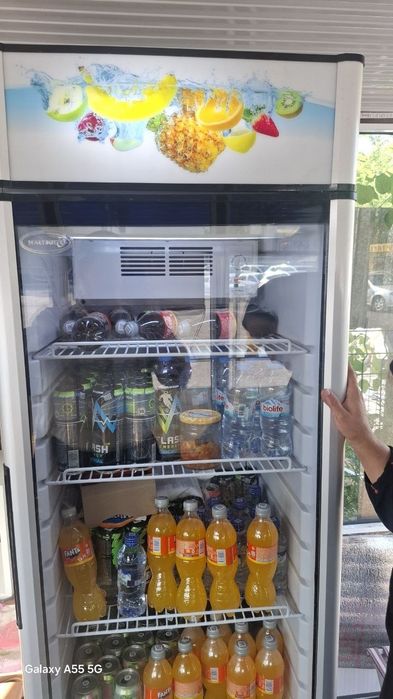 продаётся витринный холодильник
