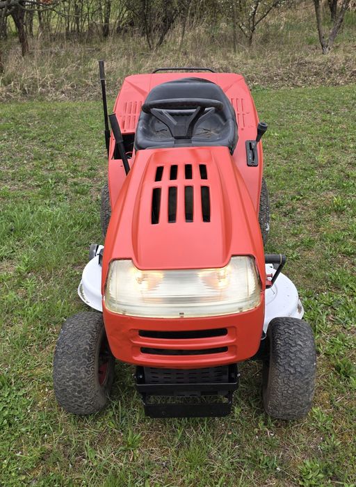 Tractor tractoras de tuns gazon iarba