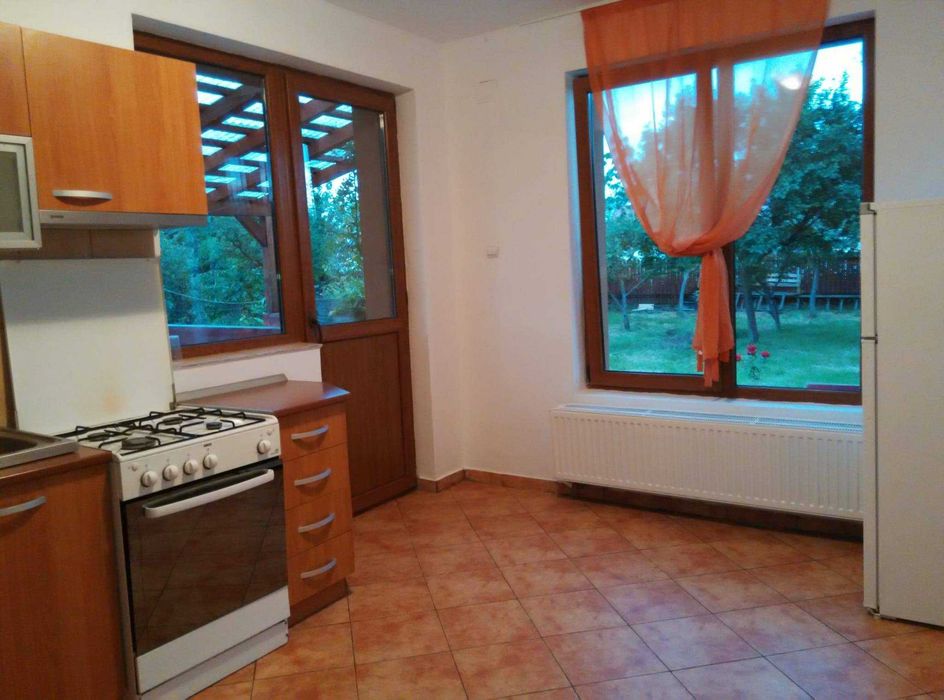Închiriez casă cu 3 dormitoare, două bai, living generos, mobilata și utilata complet. Terasă cu beci dedesubt, teren 800 mp