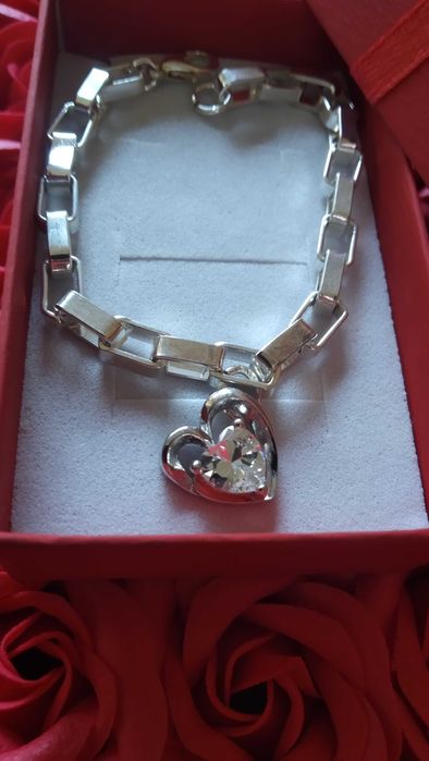 Нова, сребърна гривна с висулка. В кутия за подарък.