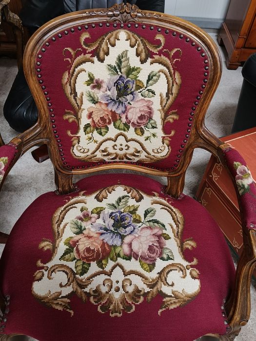 Дъбово кресло с дърворезба и гобленова дамаска