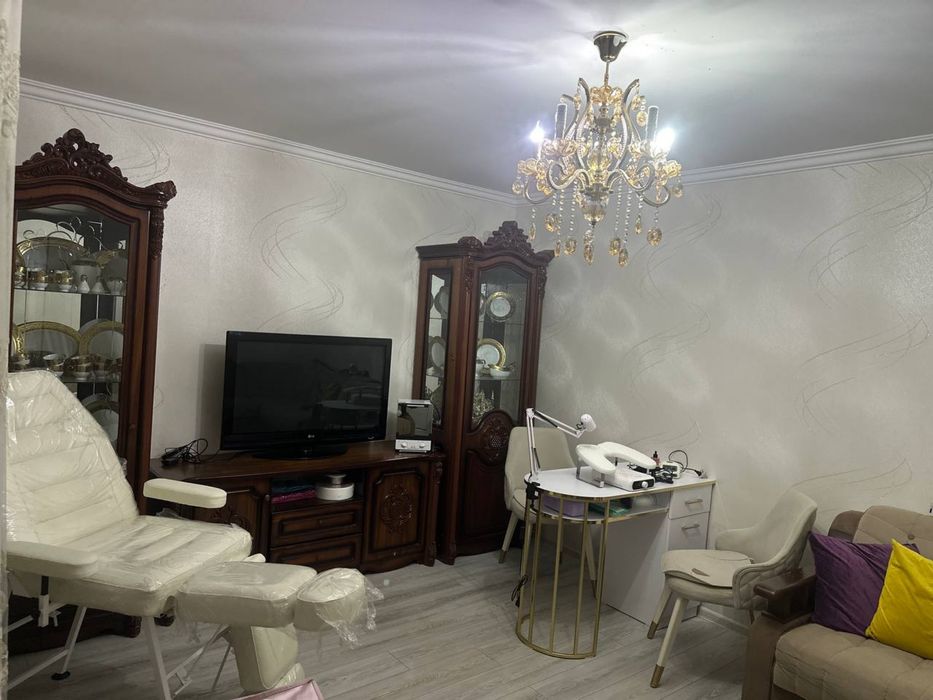 Новое кресло для педикюра и маникюрный столик продам,
