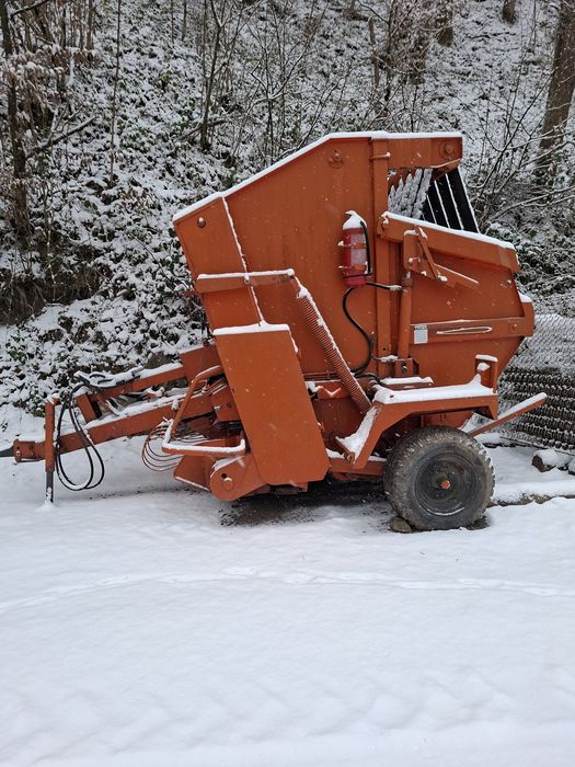 Vând balotiera pe rotund