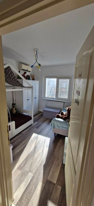 Închiriez apartament 3 camere, 2 băi, 2 balcoane, Focșani.