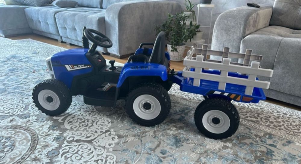 Продам синий трактор