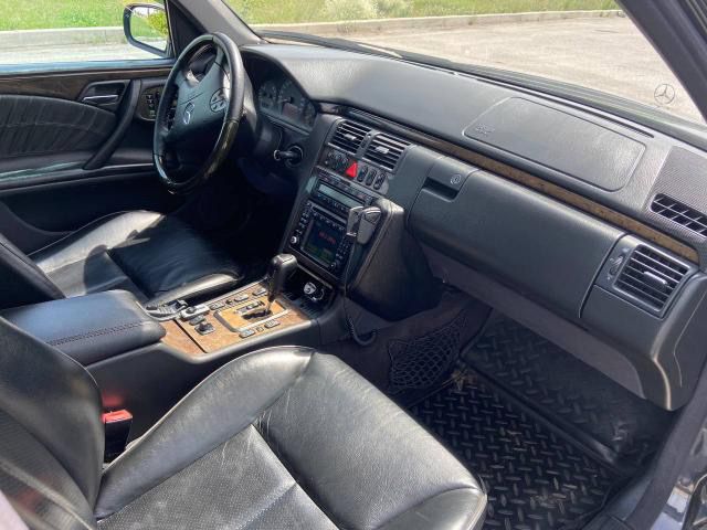 Мерседес бенс w210 e320 кожанный салон 2001 года 240 лошадинных сил!!!