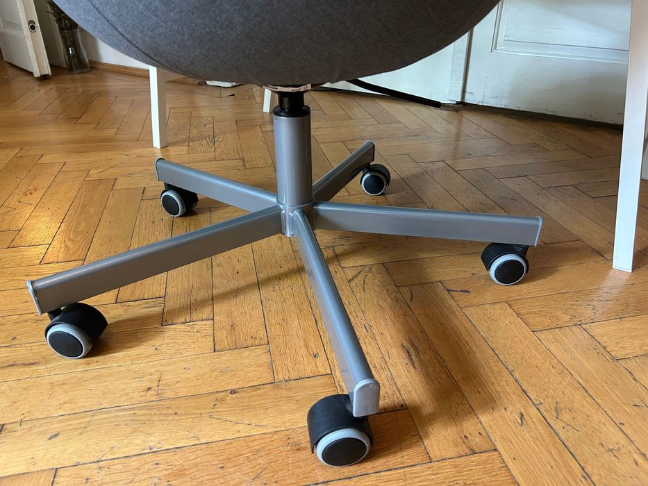 Vând birou JYSK ABBETVED + scaun rotativ IKEA SKRUVSTA