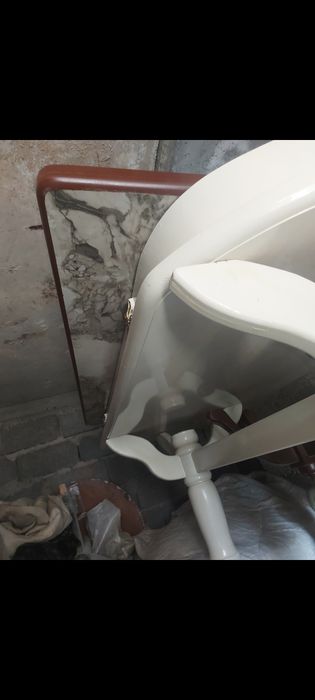 Срочно !!! продам мебель свою б/у 2 стола и 5 стульев и 8 стульев кор.