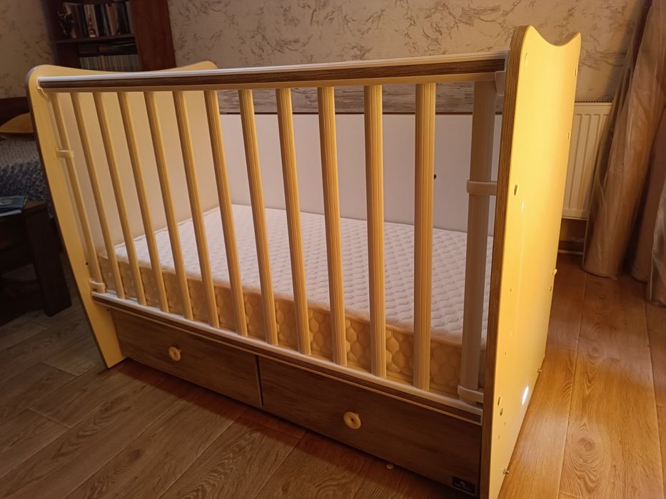 Продавам: Детско легло 120/60см с люлеещ механизъм.