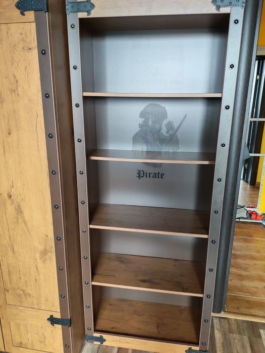 Детска библиотека с пиратски мотив