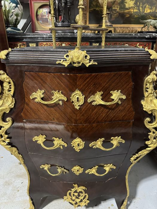 Comodă stil Ludovic XV, cu intarsii și aplicații din bronz