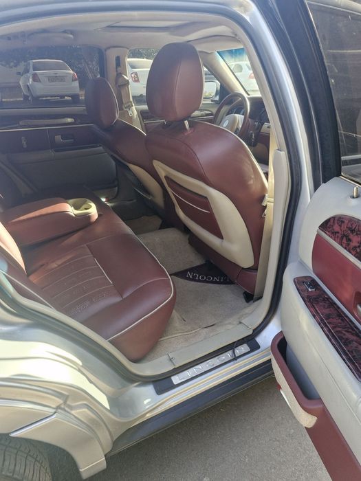 Lincoln Towncar sotiladi