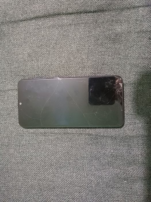 Samsung Galaxy A50 cu displayul spart. Placa este buna. Nu stiu daca are cont sau parola
Se aud sunete, vibreaza