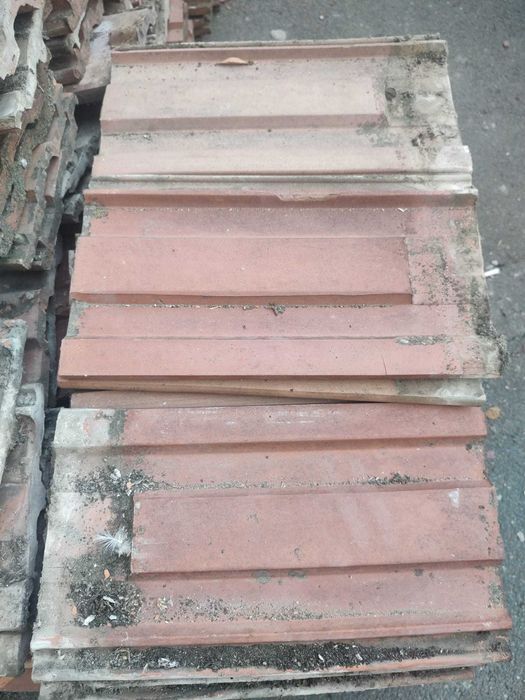Vând țigla ceramica in stare foarte buna utilizată.