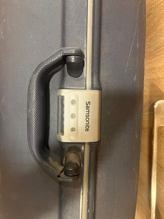 Большой чемодан samsonite с твердым корпусом
