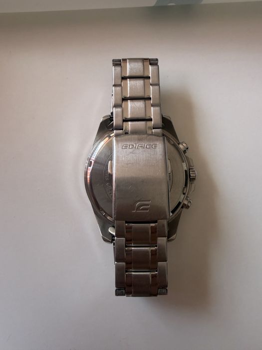 Часовник Casio Edifice , в добро състояние,цената е съобразена с качеството! Часовника има нормални следи от употреба.