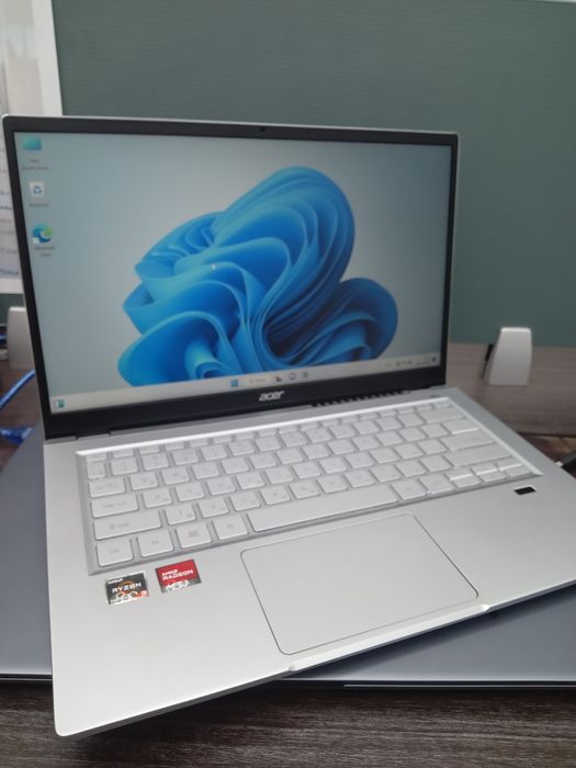 Ультрабук acer swift ryzen 3 5300U 8/256gb идеальный с коробкой