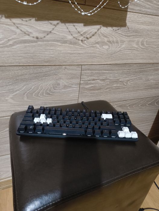 Механична клавиатура WHITE SHARK със сини сличове