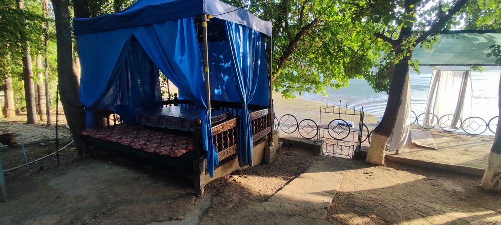 Тапчан возле берега. Все условия есть прямь вид на моря.