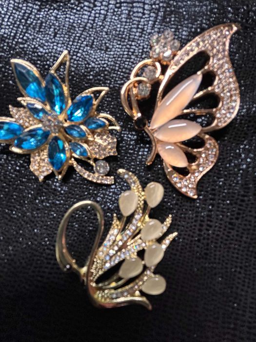 Продам броши новые