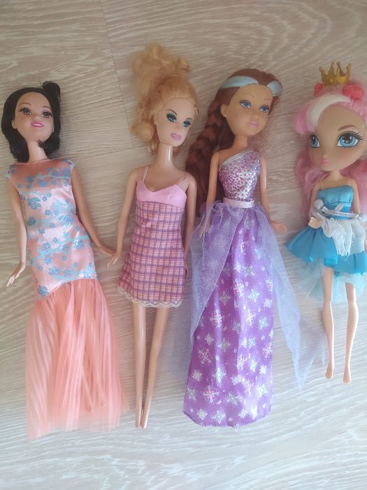 Четири броя кукли