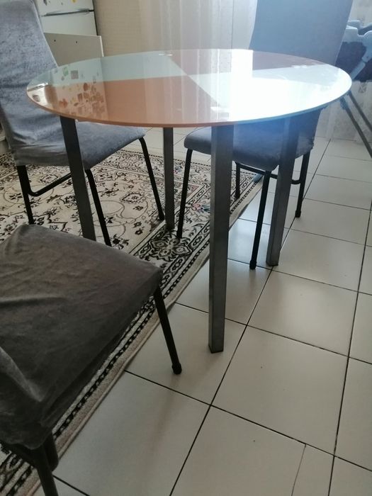 Стеклянный круглый стол