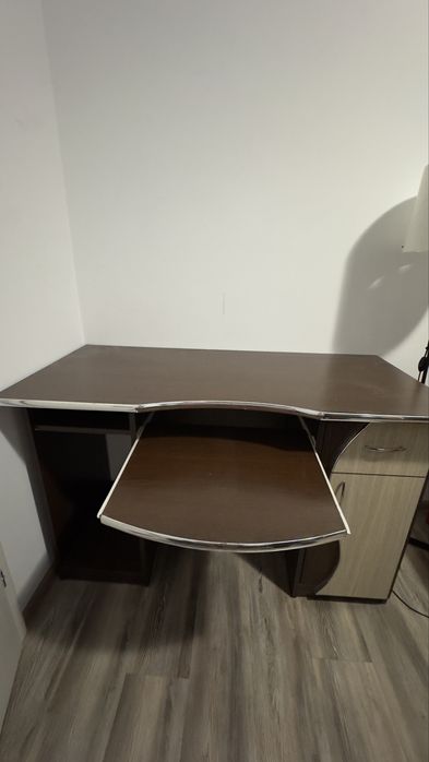 Birou mare cu spatiu depozitare