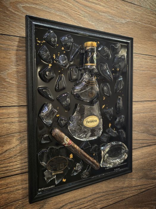 Картини от маркови бутилки в рамка.