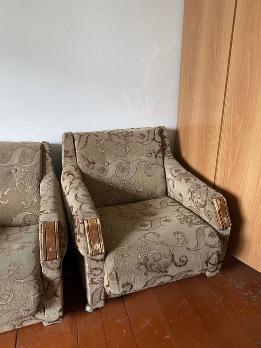 Диван и кресла.