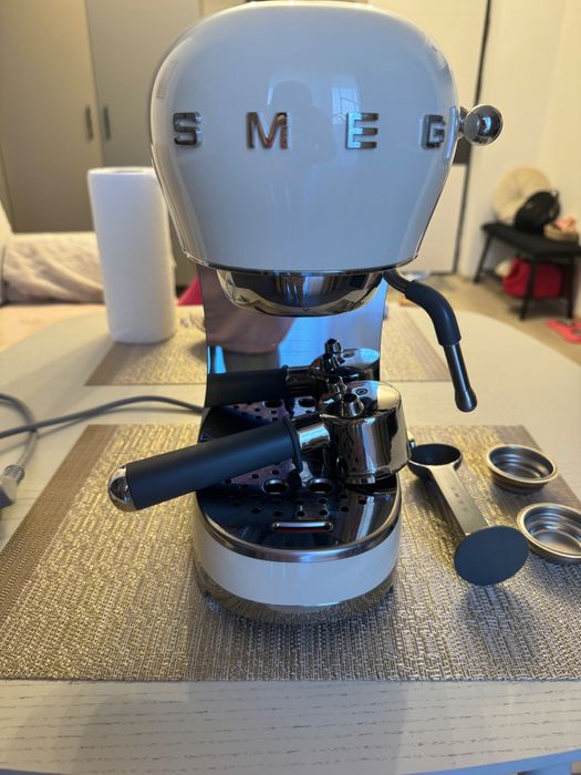 Espressor SMEG- eleganta italiana pentru cafeaua ta de acasa