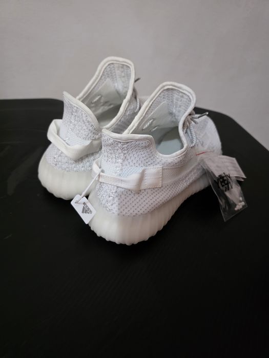 Pereche de sneakersi yezzy 350