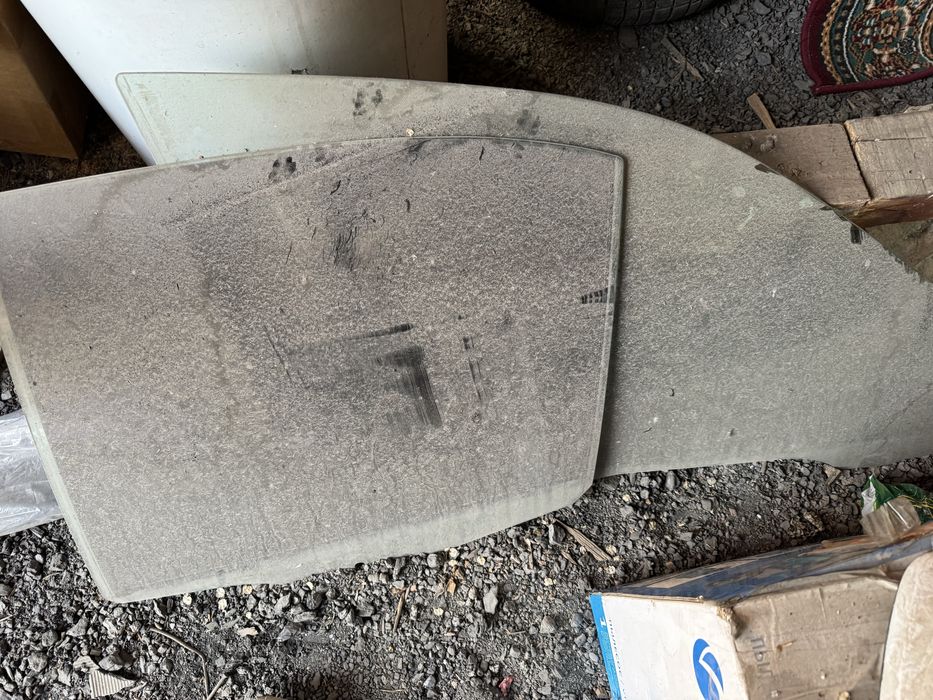 Продам дверные стекла бмв е39