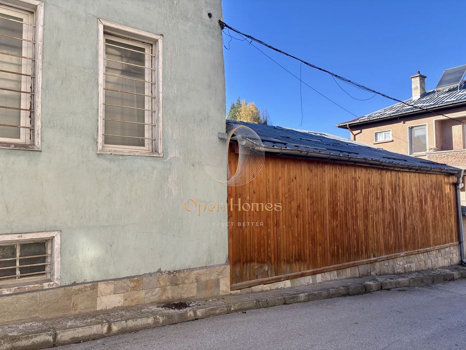 Къща в  на главния път на гр. Батак